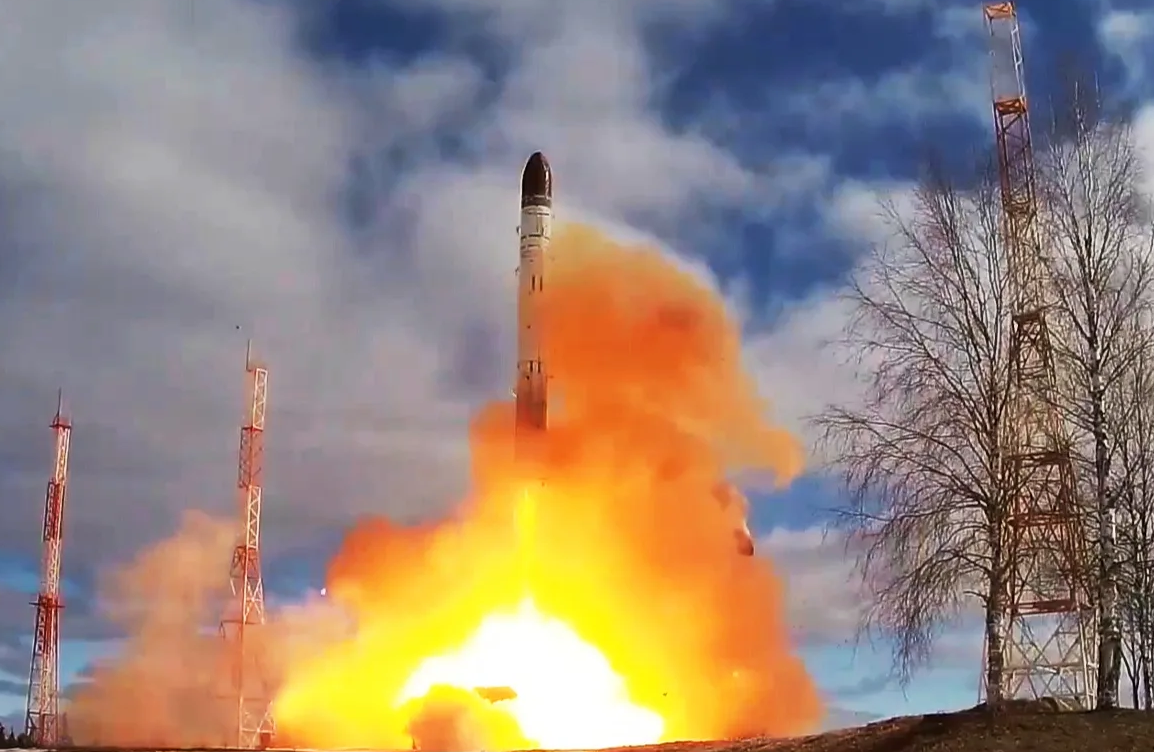 Первый полноценный старт ракеты ракетного комплекса РС-26 "Сармат". А "Сармат", как известно, это не только обычные боевые блоки, но и высокоточные глайдеры Ю-71 "Авангард". Фото МО РФ