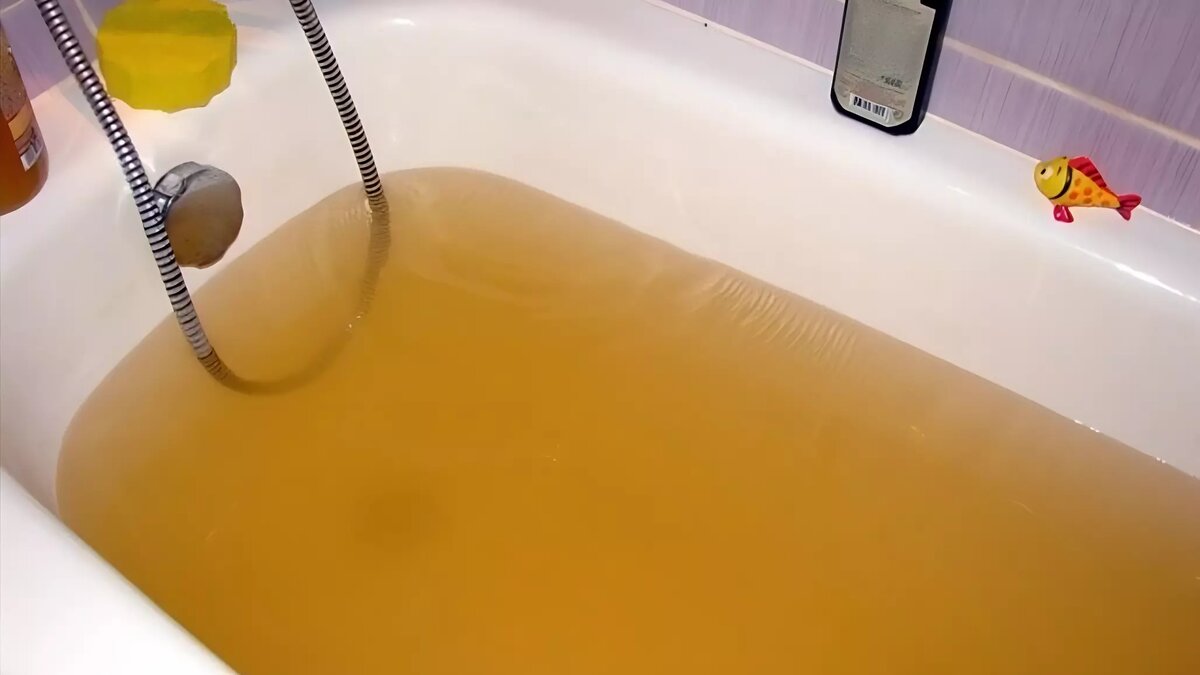 Мутные воды причины. Желтые воды. Грязная вода в ванной. Желтая вода из крана. Грязная вода из крана.
