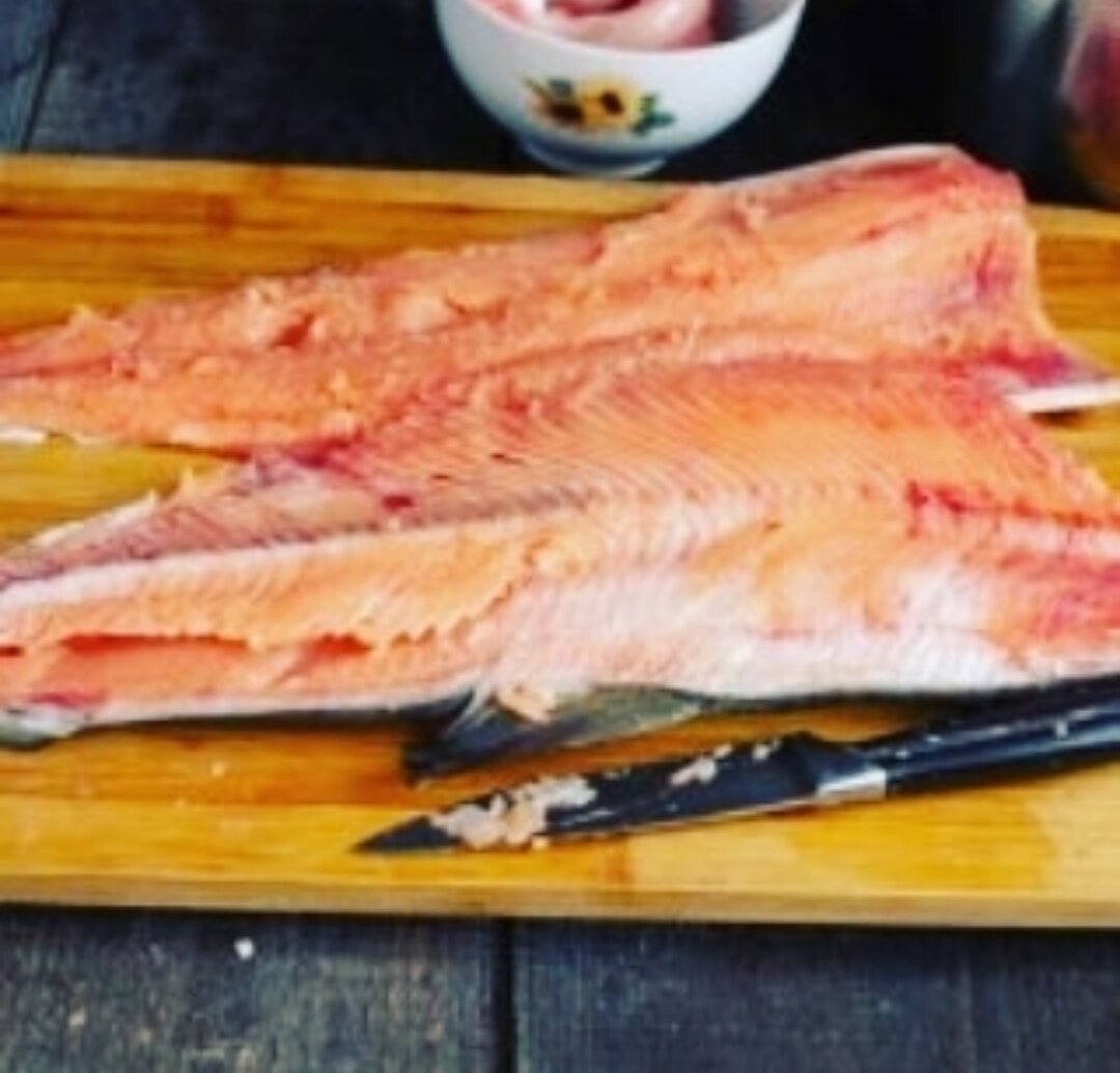 филе с кожей без реберных костей. филе с кожей и реберными костями. приготовление полуфабрикатов из рыбы. обработка рыбы на филе пластование. филе с кожей и реберными костями.