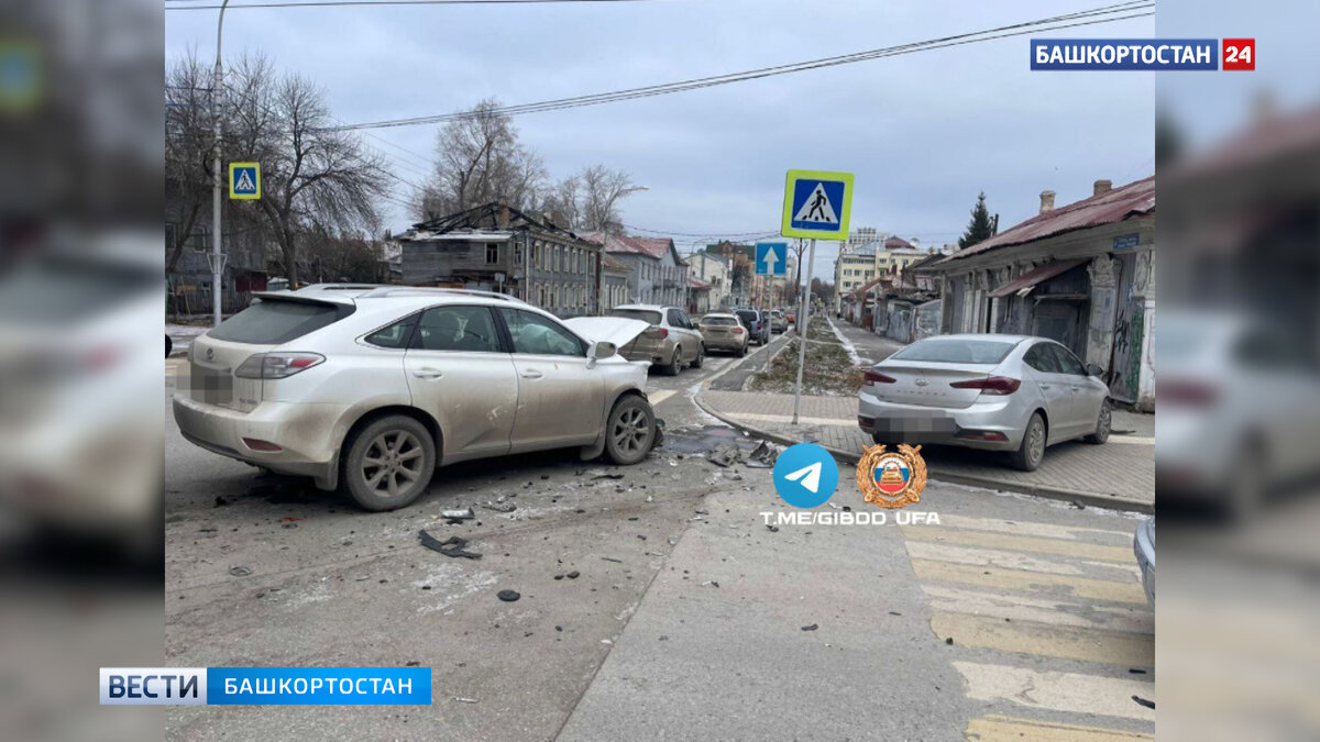    Женщина за рулем "Lexus" столкнулась с "Hyundai" на перекрестке в центре Уфы