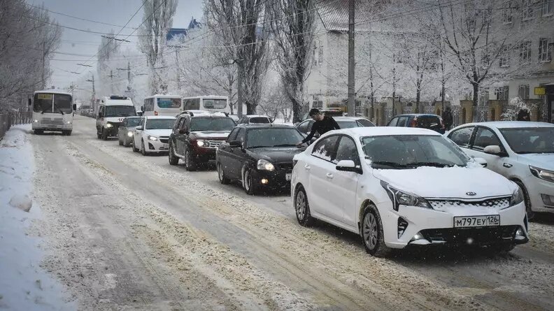     В Ростовской области ночью в понедельник, 20 ноября, в нескольких населенных пунктах выпал снег, сообщили местные жители в соцсетях.