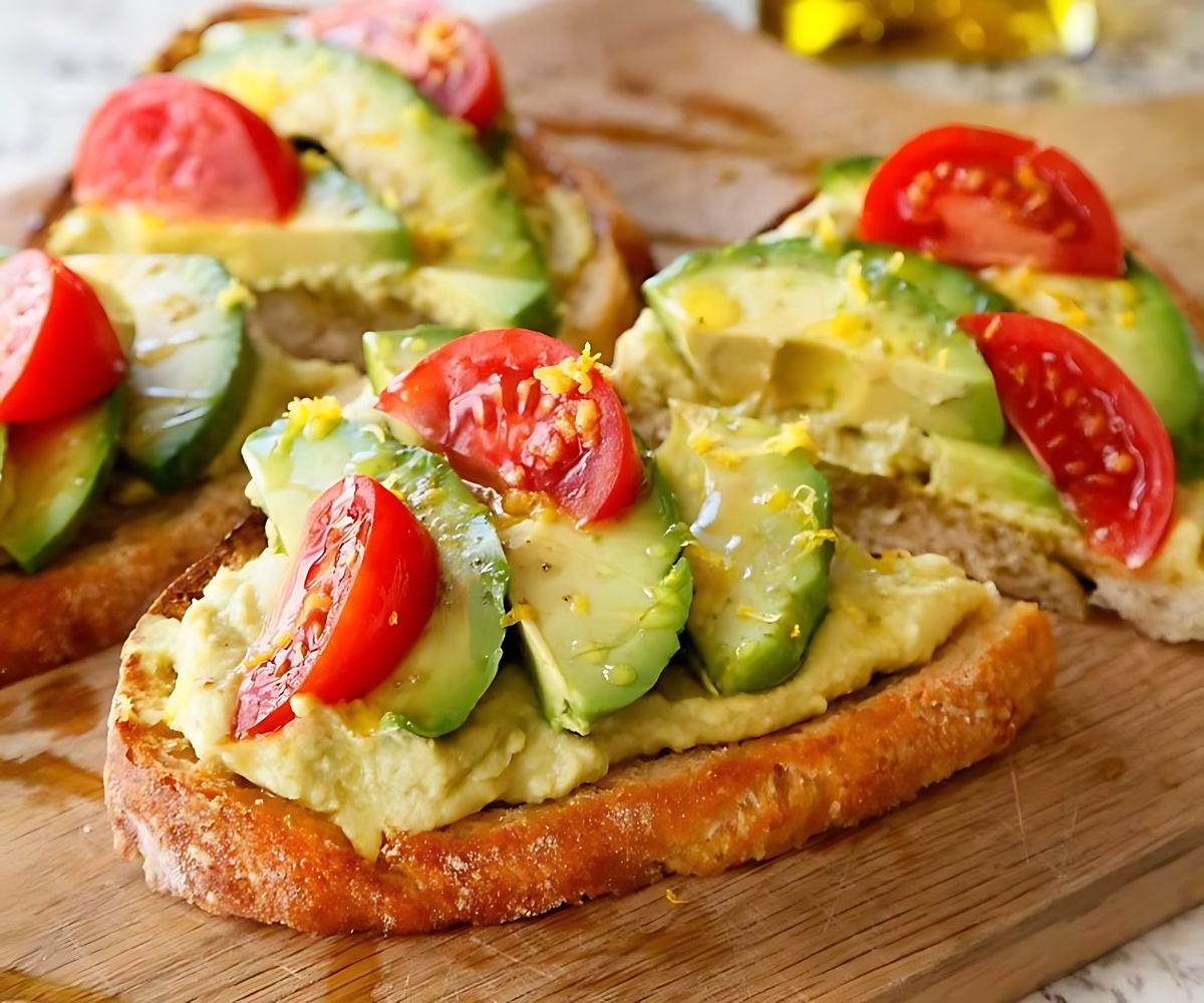 Вкусные бутерброды на новый год 2024. Брускетта с томатами и авокадо. Брускетта с авокадо и помидорами. Брускетты с авокадо и помидорами. Бельгийский Тартин