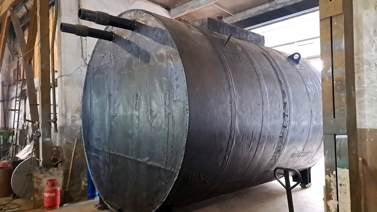 Накопительная емкость — это основной элемент станции КНС. Для изготовления резервуара используется углеродистая сталь с защитным антикоррозионным покрытием или нержавейка.