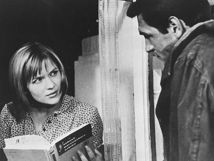 Провинциальная барышня и заезжий журналист.