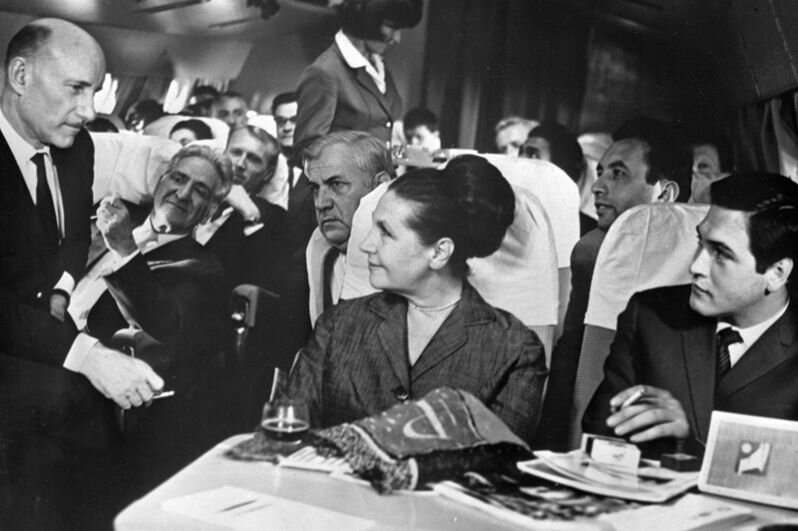 Курение в самолете и сидение на подлокотниках.