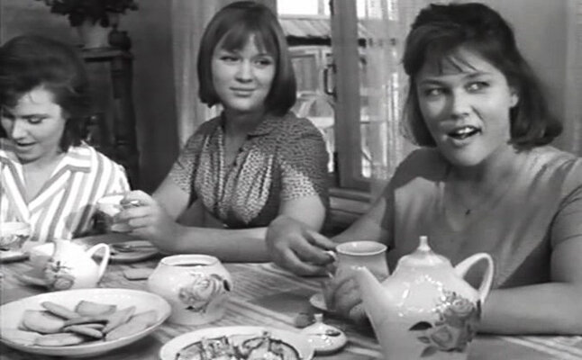 Шура Окаёмова с подружками