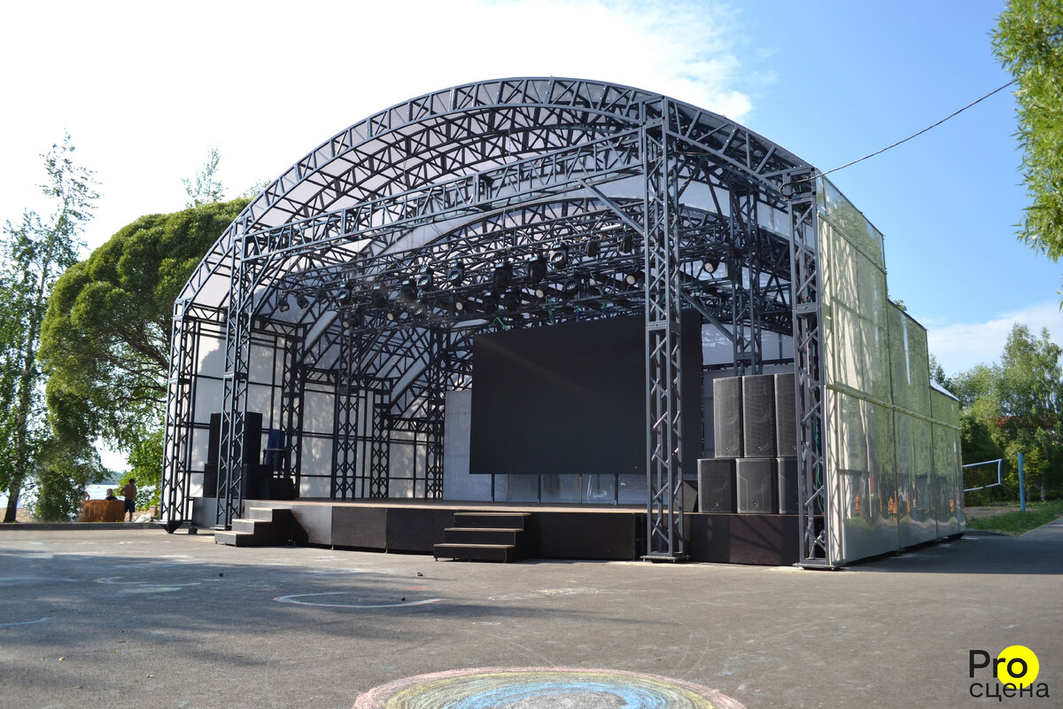 Стационарная сцена с 3-х уровневой крышей и 2-х комнатной гримеркой. О ней мы подробно написали здесь (ссылка)