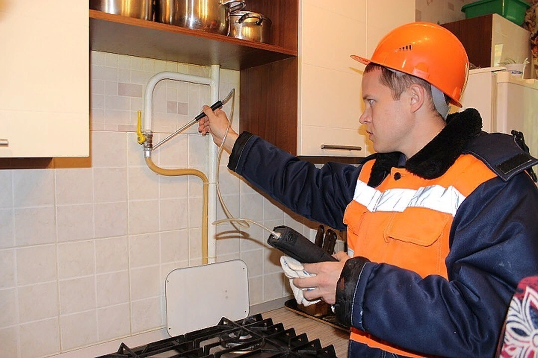 Внутридомовое газовое оборудование. Слесарь газового оборудования. Газовое оборудование в многоквартирном доме. Газовщик в квартире.