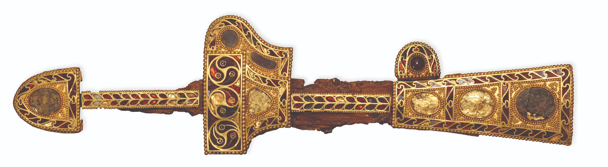 Золото, позолоченное серебро, гранаты, агат, стекло, около 6 века. Национальный музей Кёнджу CC-BY