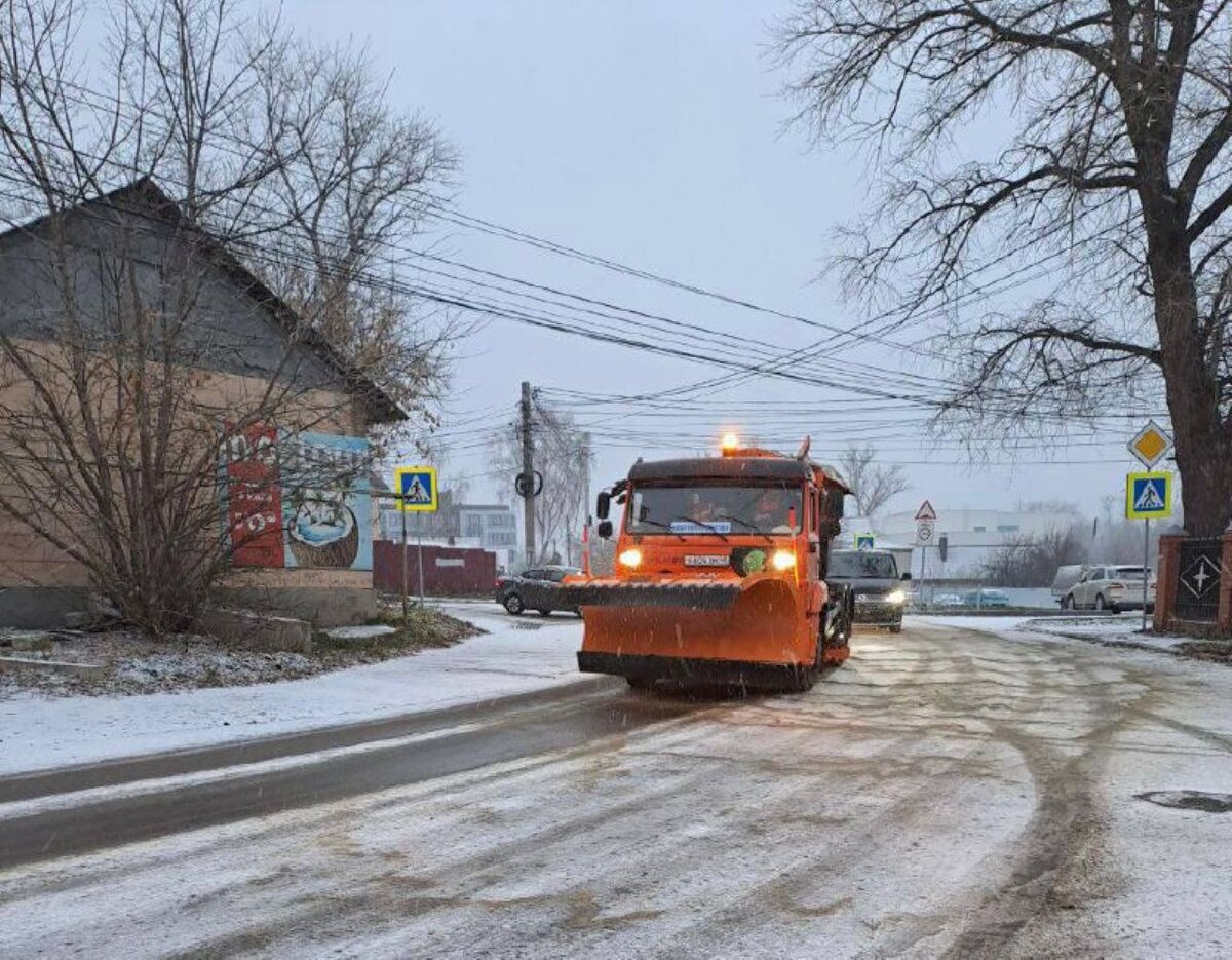    Дороги Курска обрабатывают от гололёда и чистят от снега 62 единицы спецтехники