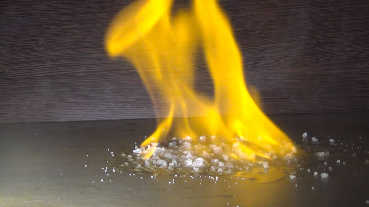 Сжигание натрия реакция. Горение хлорида натрия. Химический огонь. Горение поваренной соли. Соль горит.