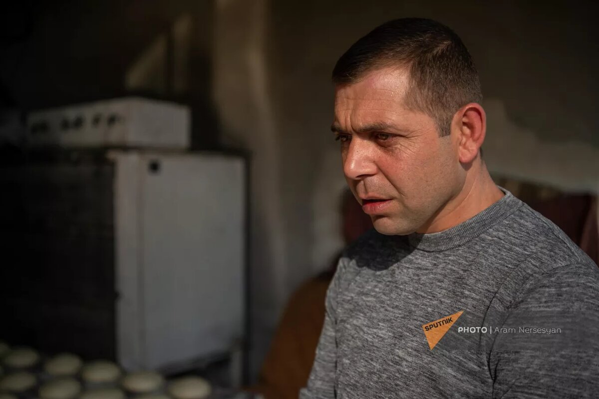 Вынужденно перемещенный из Степанакерта Виген Бабаян в своей пекарне в Дилижане © Sputnik / Aram Nersesyan