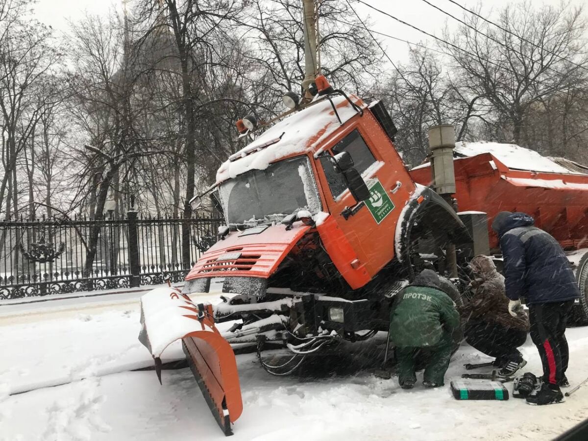 В час пик сломалась машина коммунальщиков на центральной улице Воронежа |  «Воронежские новости» | Дзен