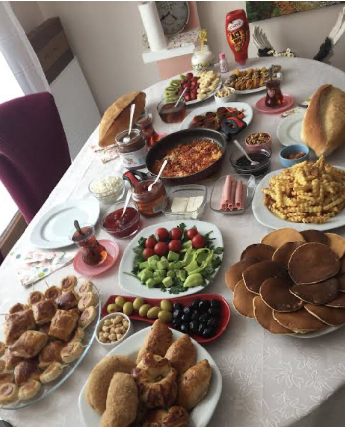 Мне было неудобно фоткать, но стол выглядел примерно так