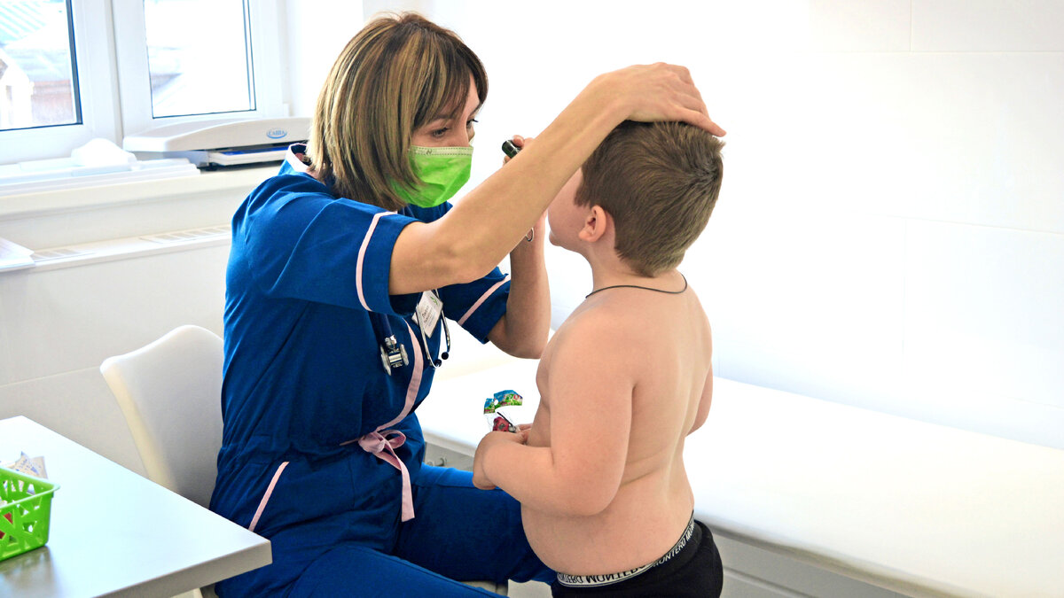 Врач-педиатр Клиники Здоровья Исток Фаизова Лилия Талгатовна проводит осмотр маленького пациента