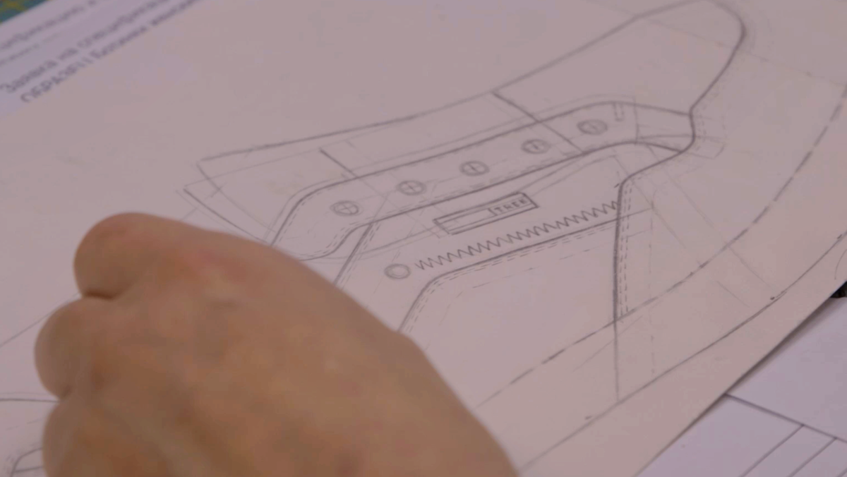 В день моего приезда на фабрику модельер конструктор был занял разработкой модели футбольных бутс.