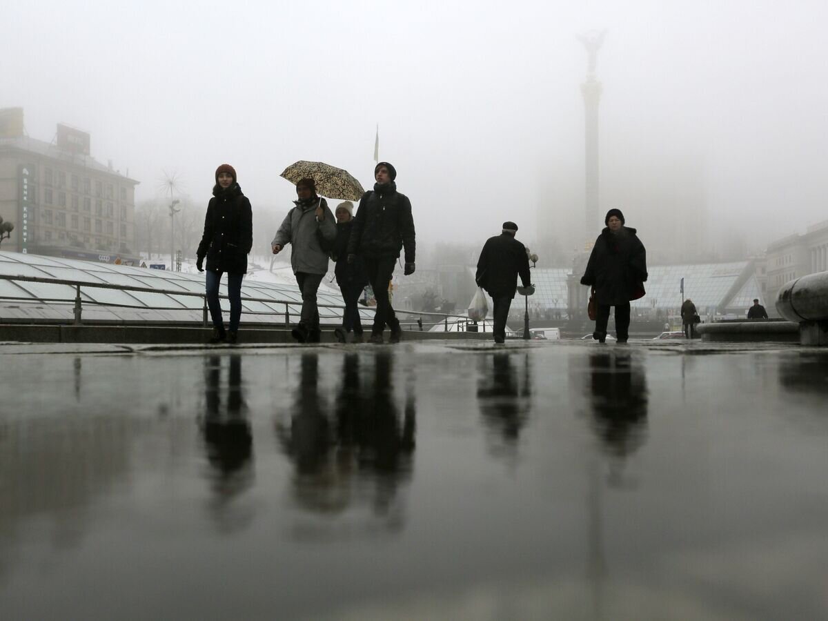    Прохожие на площади Независимости в Киеве, Украина© AP Photo / Sergei Chuzavkov