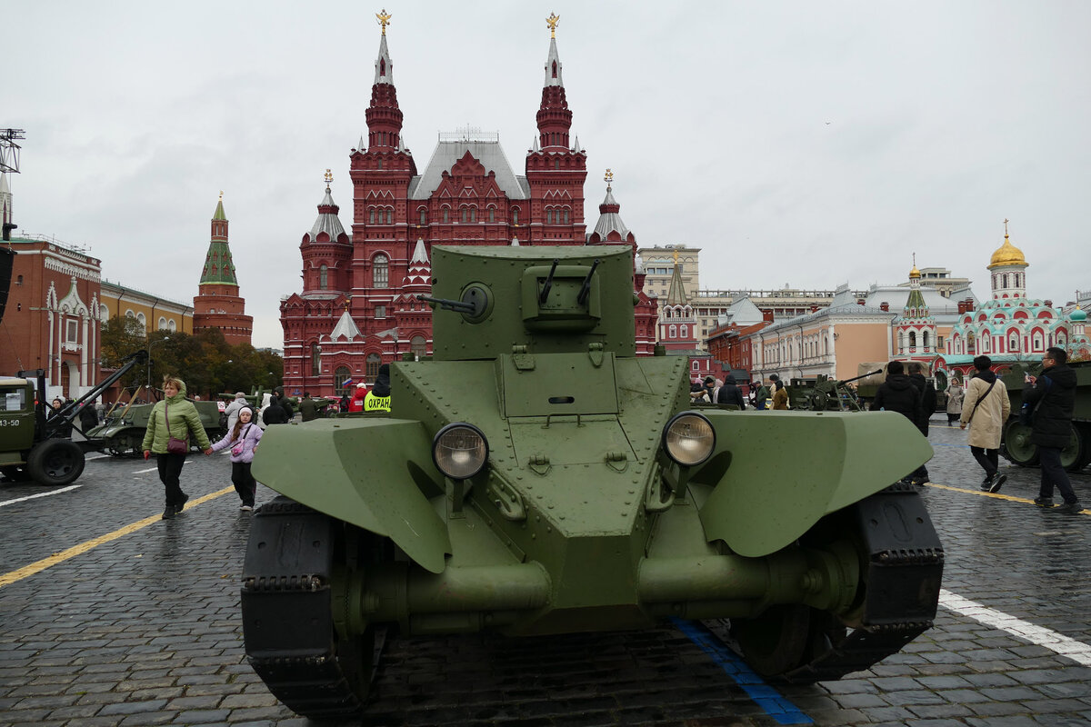 По традиции, на Красной площади можно нормально снимать первый час первого дня. Потом будет много народа.