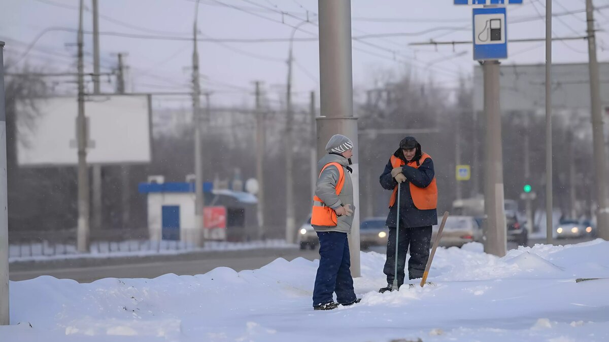     В уборке придомовых территорий в Советском районе Казани от снега задействуют 80 единиц спецтехники и 673 дворника. Об этом в ходе делового понедельника сообщил глава района Роман Фатхутдинов.