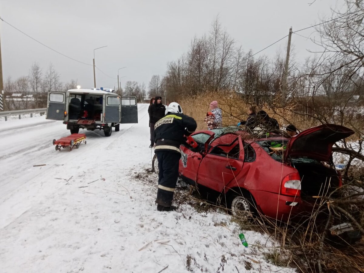 Пожарные Карелии доставали из автомобиля пострадавших в ДТП со смертельным  исходом | Столица на Онего - новости Петрозаводска и Карелии | Дзен