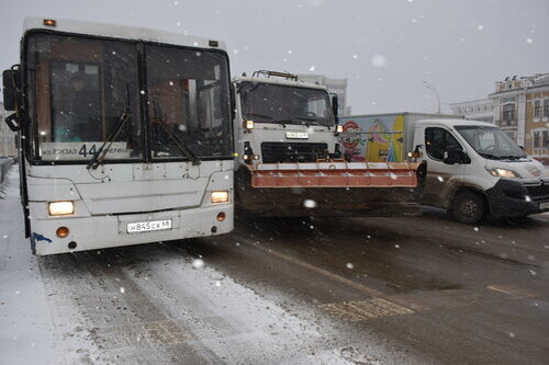 Израсходовано более 400 тонн пескосоляной смеси