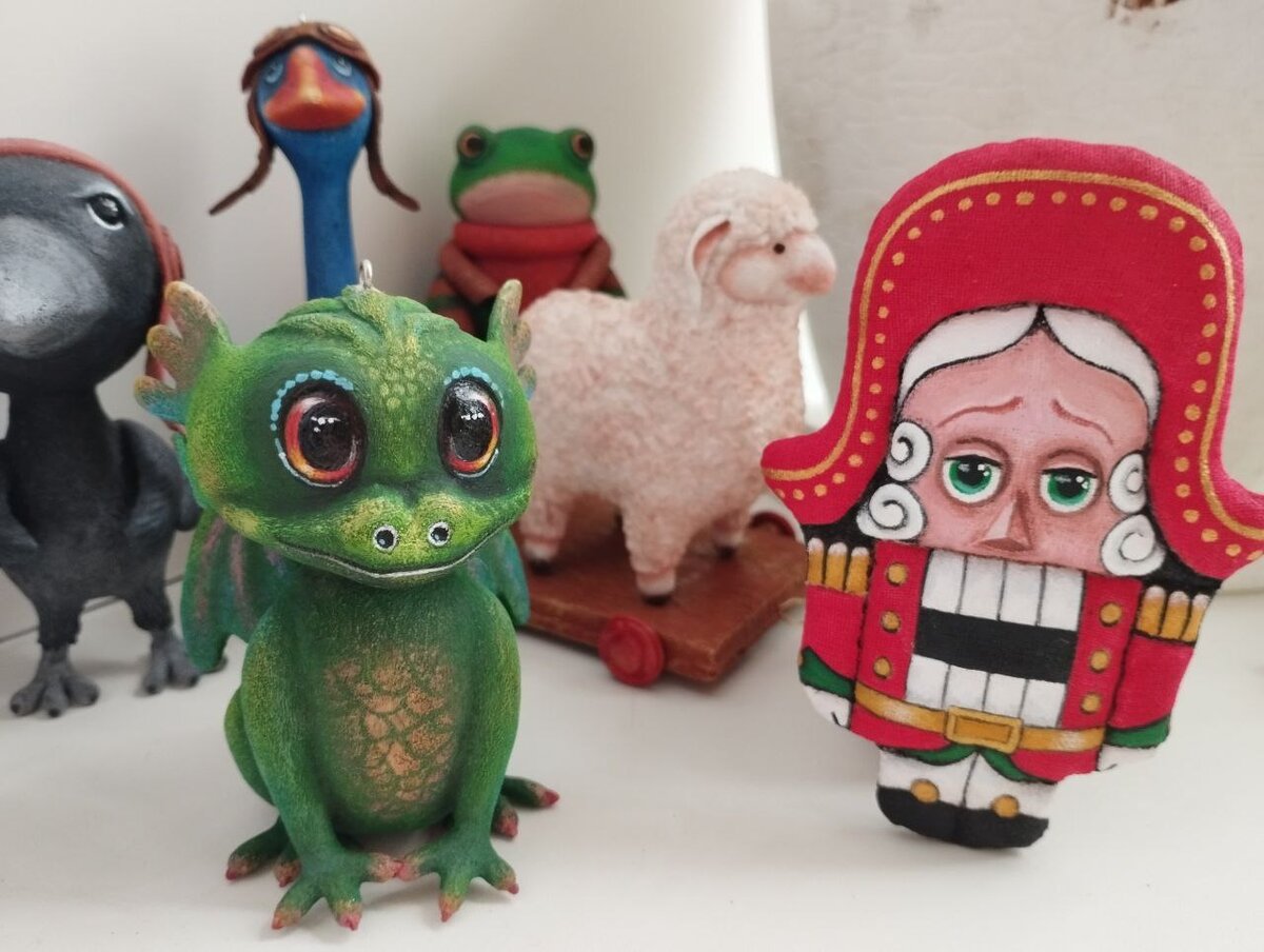 Фото автора статьи. Щелкунчик - грунтованный текстиль, Дракон - папье-маше, Овечка на подставке - ватная игрушка. Игрушки в процессе изготовления, дорабатываются.