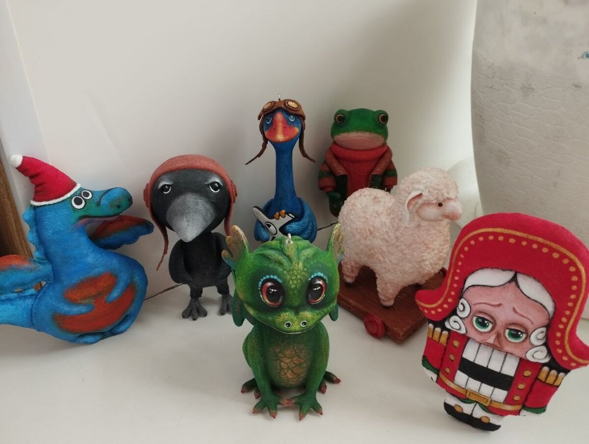 Фото автора статьи. Игрушки в процессе изготовления - дорабатываются