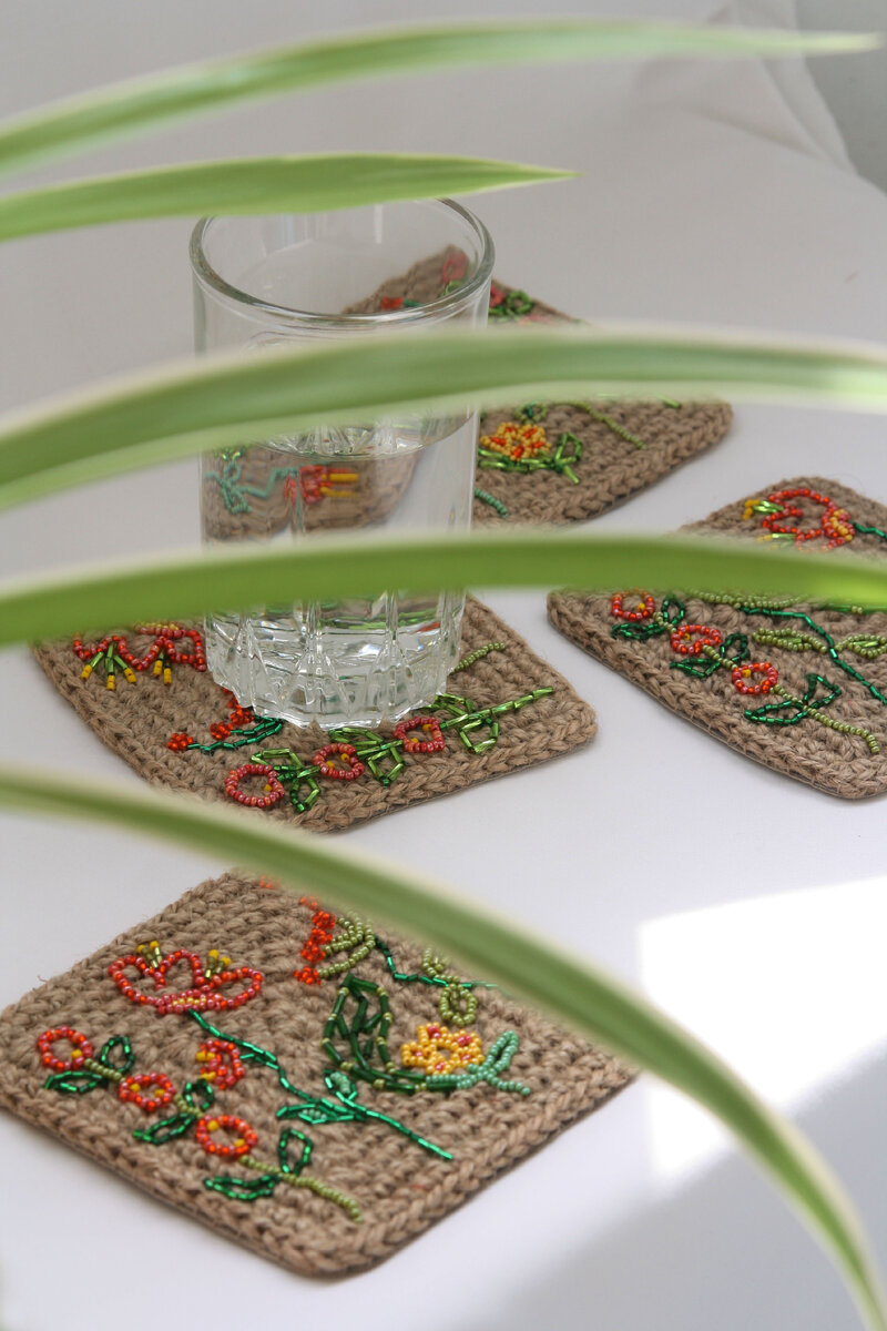 Подстаканники с ручной вышивкой и ручной вязки из джута. Фотография моей работы.