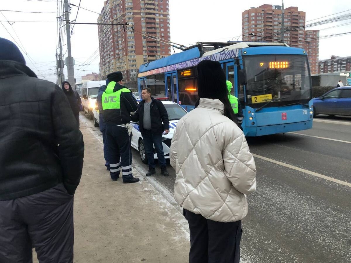 Жители Тулы не смогли сесть на автобус на остановке 