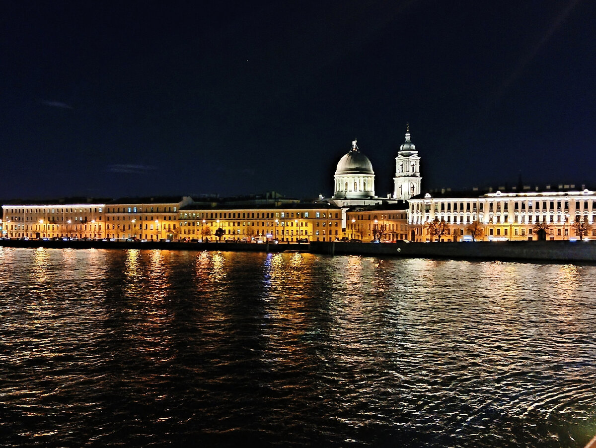 Фото автора в статье.  Вид на набережную Макарова. 