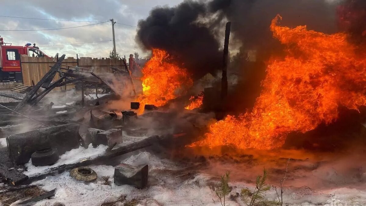     Сильный пожар произошел накануне около полудня на улице Надежды Курченко в Сарапуле. Там надворные постройки одноэтажного двухквартирного дома загорелись после того, как житель одной из квартир попытался с помощью открытого огня отогреть замерзший дверной замок.