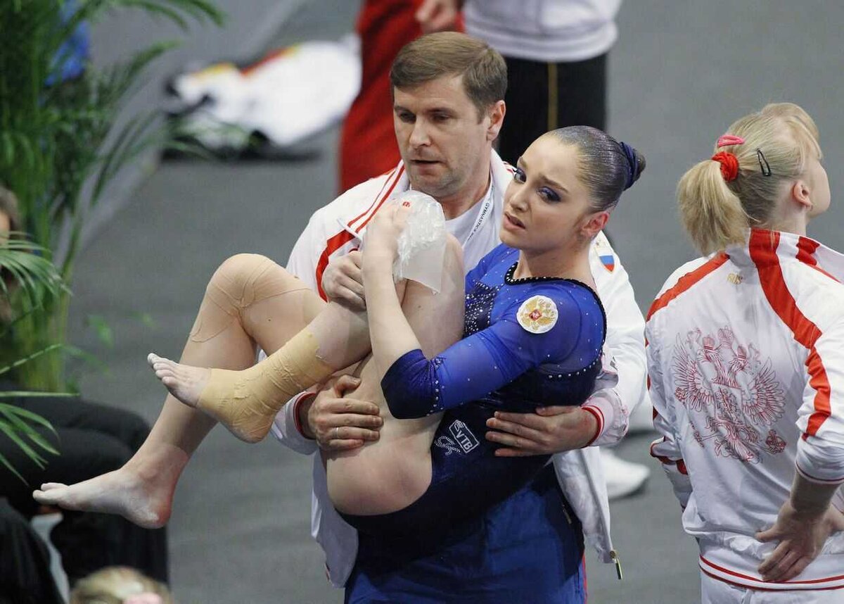 Ребенок после спортивной. Алия Мустафина 2022. Алия Мустафина травма. Алия Мустафина спортивная гимнастика травма. Алия Мустафина тренер 2022.