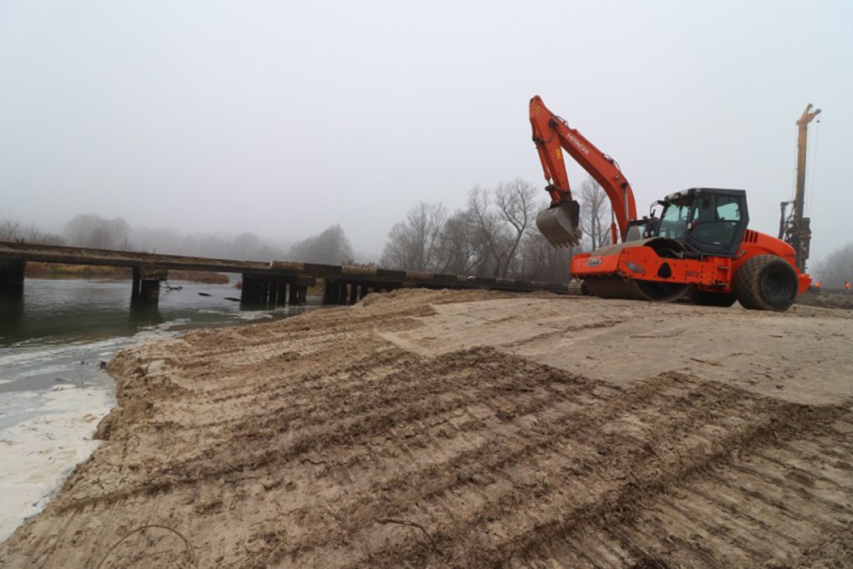    Идёт установка опор и свай для моста на Северном обходе Пскова
