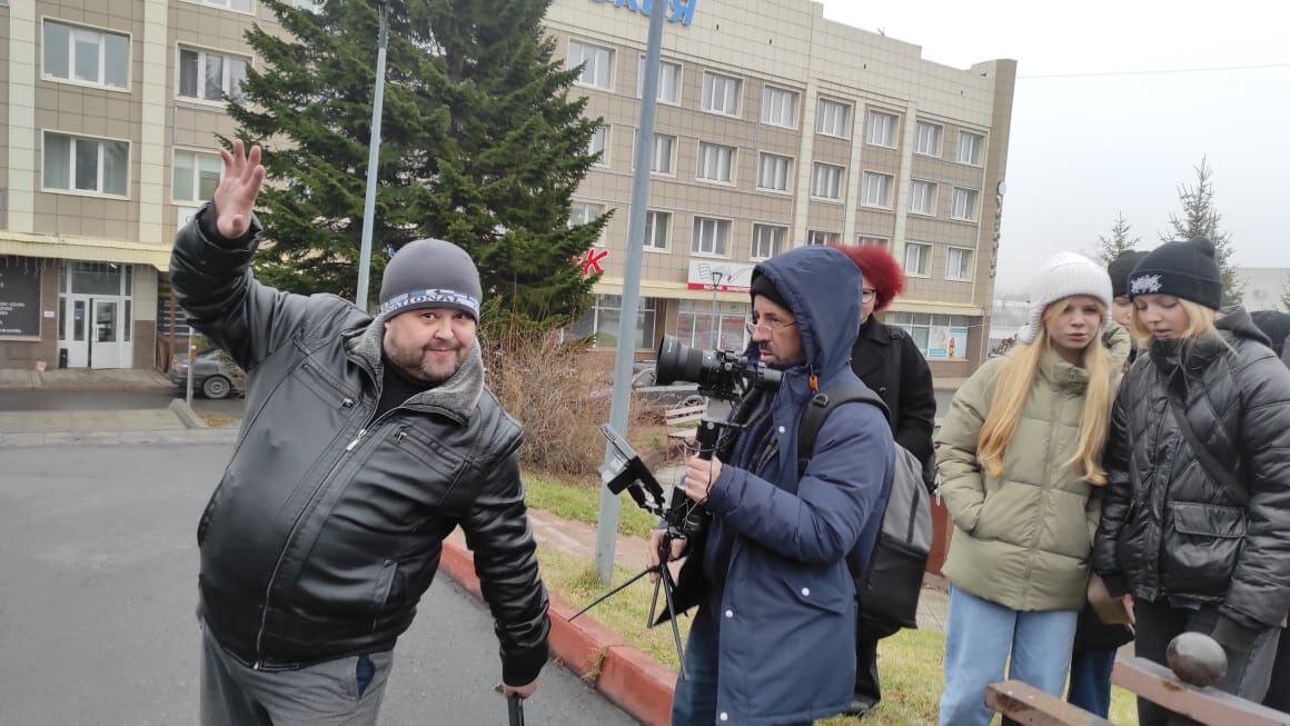 Вон как меня на этих съёмках изогнуло-то.