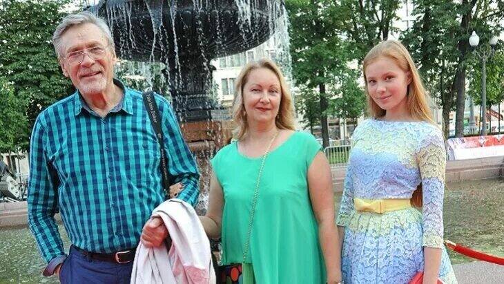 Александр Михайлов с женой и дочерью