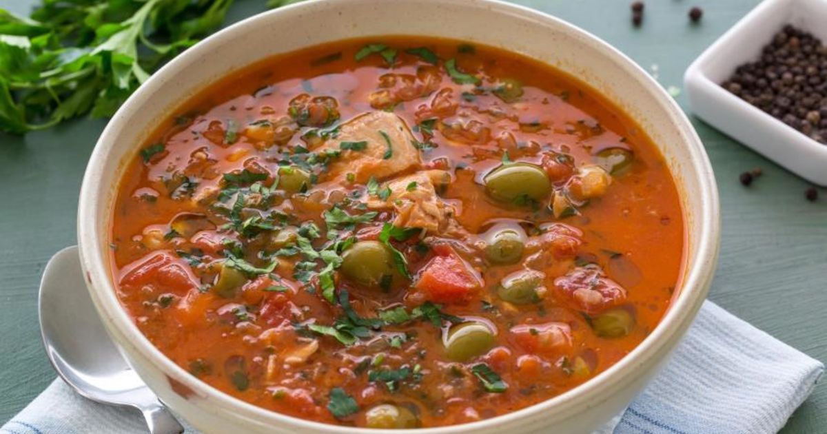 Суп из консервы рыбной в томате. Томатный суп с горбушей и оливками. Томатный суп с маслинами. Суп из горбуши с помидорами. Суп из горбуши с оливками.