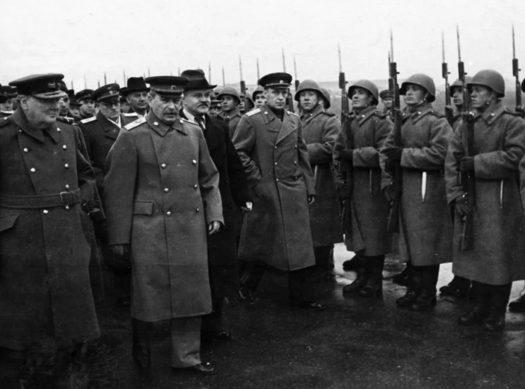 Говоришь делай делаешь отвечай. Сталин и армия. сталин критикуешь предлагай предлагаешь. сталин и солдаты. сталин предлагаешь делай.