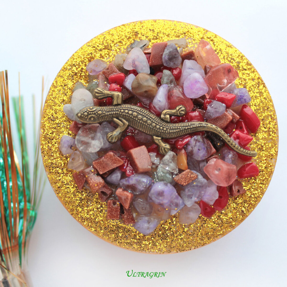 Шкатулка с украшением из минералов.