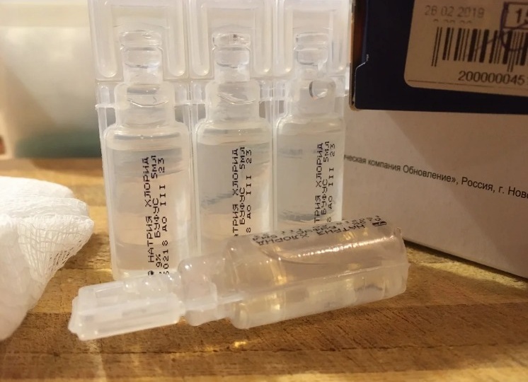 Подруга не хочет делать прививку, у нее есть свои причины. Но на работе заставляют