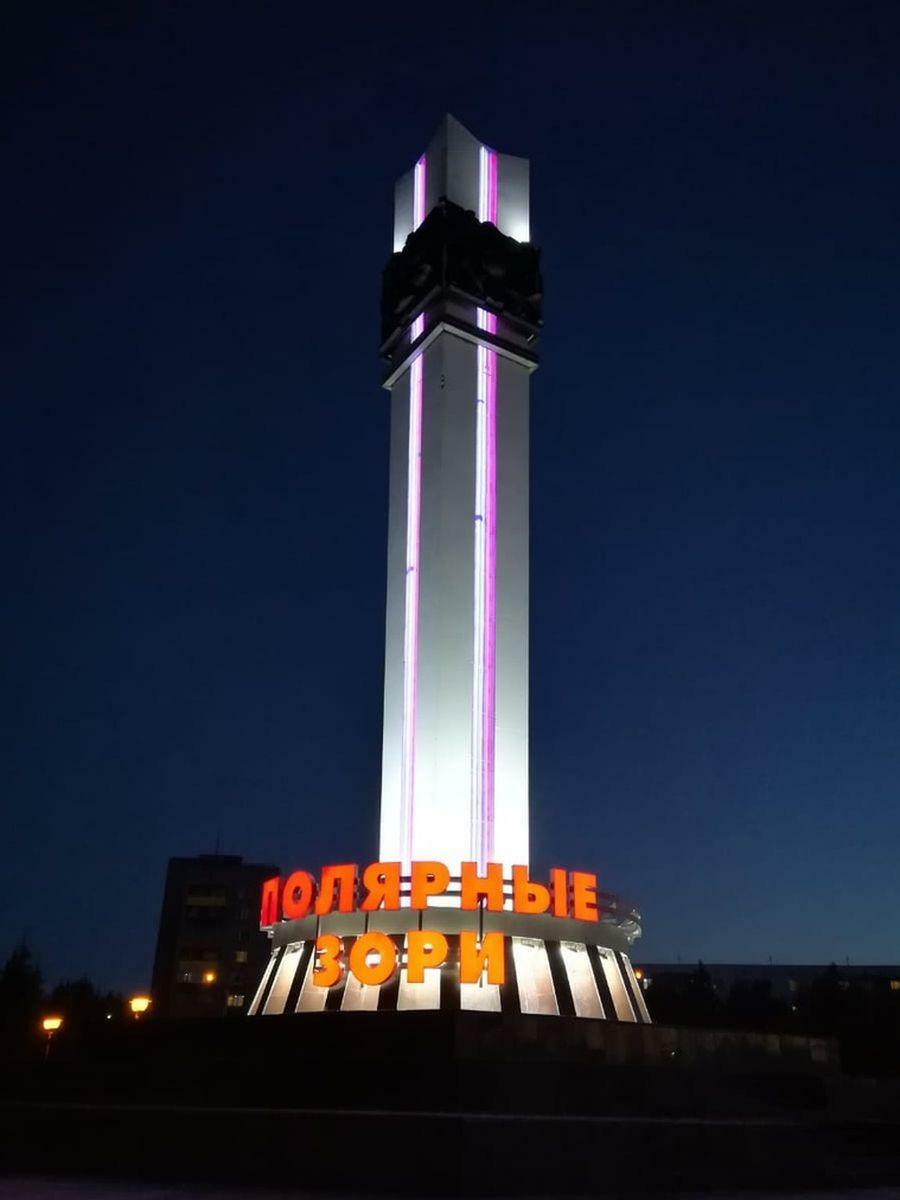 Фото взято  сайта "Мурманский вестник". Проект по обновлению стеллы стал одним из победителей конкурса Фонда АТР АЭС. Полярнозоринская общественная организация «Чернобыль-Атом» получила в качестве приза грант, также частично помогла КАЭС.