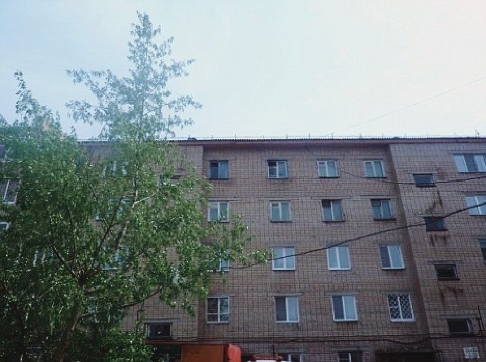 В этой многоэтажке, в маленькой квартире была на два с половиной года заперта девочка