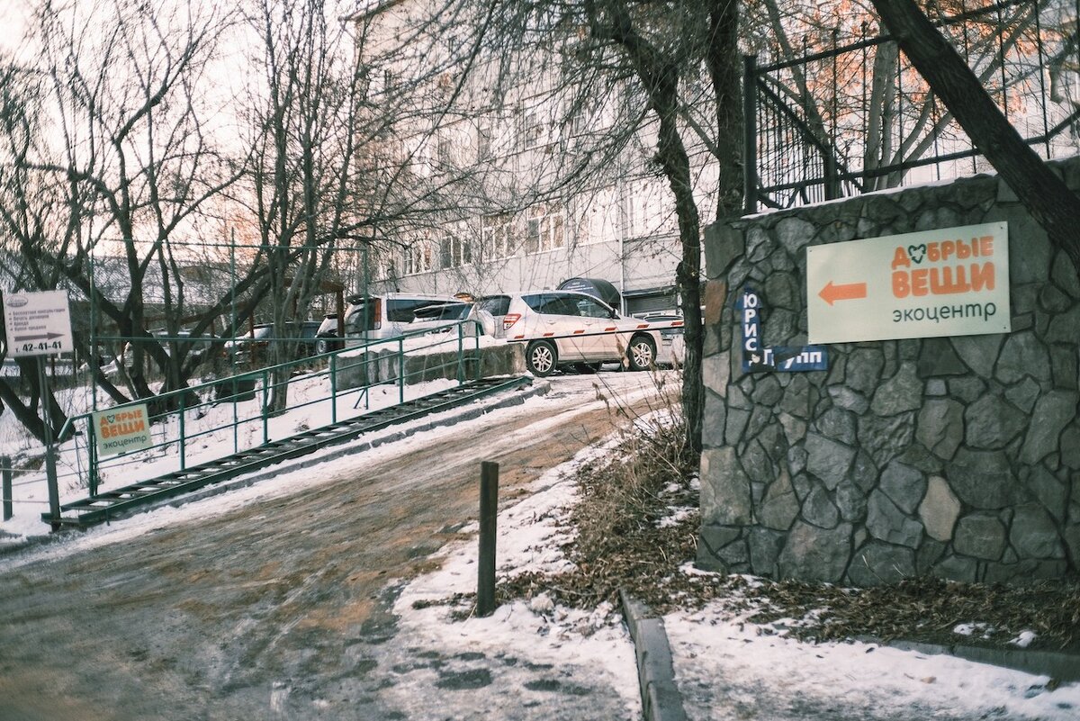 Его легко найти, если двигаться от остановки общественного транспорта по указателям