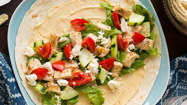  лаваш смазываем хумусом и выкладываем начинку