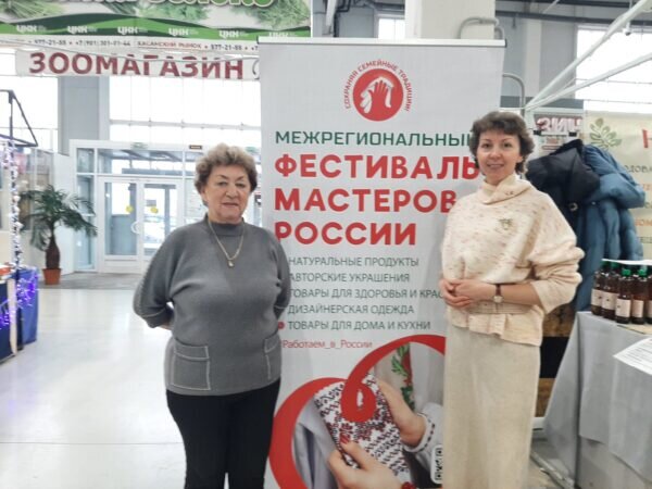 На Хасанском рынке фестиваль работает уже второй год. Сорганизаторы — предприниматели Виктория Арсентьева и Зинаида Столяренко (слева)