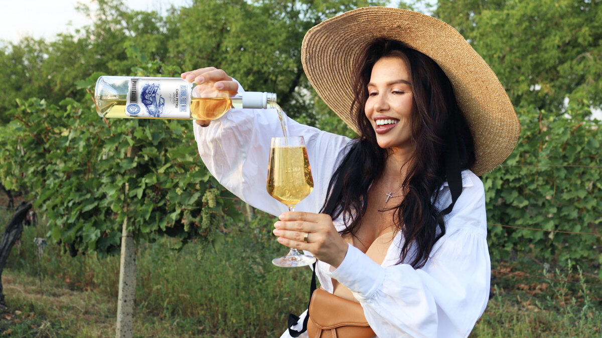 Ни для кого не секрет, что умеренное употребление вин полезно для здоровья. О целебных свойствах вина говорили еще древние целители, а в современном мире это давно доказано учеными. Тем не менее некоторые люди все же предпочитают отказаться от алкоголя. Но с винами Casa Petru alcohol free wine, вам не придется лишать себя удовольствия насладиться бокалом качественного вина, ведь они не содержат алкоголь.
Особенно важно задуматься о безопасной альтернативе алкоголю беременным женщинам. Согласно исследованиям специалистов, 39% беременных женщин в Молдове употребляют алкоголь. Это может привести к опасным последствиям для здоровья будущего ребенка, врачи настоятельно рекомендуют отказаться от алкоголя в период беременности. Легче перенести такие ограничения можно с безалкогольным вином Casa Petru alcohol free wine, полностью натуральный состав и отсутствие алкоголя, делают это вино идеальном заменой классическому. Позаботьтесь о себе и о здоровье вашего ребенка.
