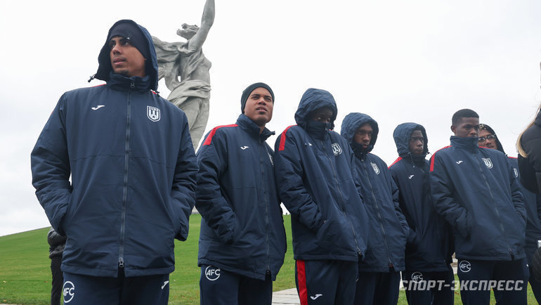    Футболисты сборной Кубы на прогулке в Волгограде.Александр Федоров