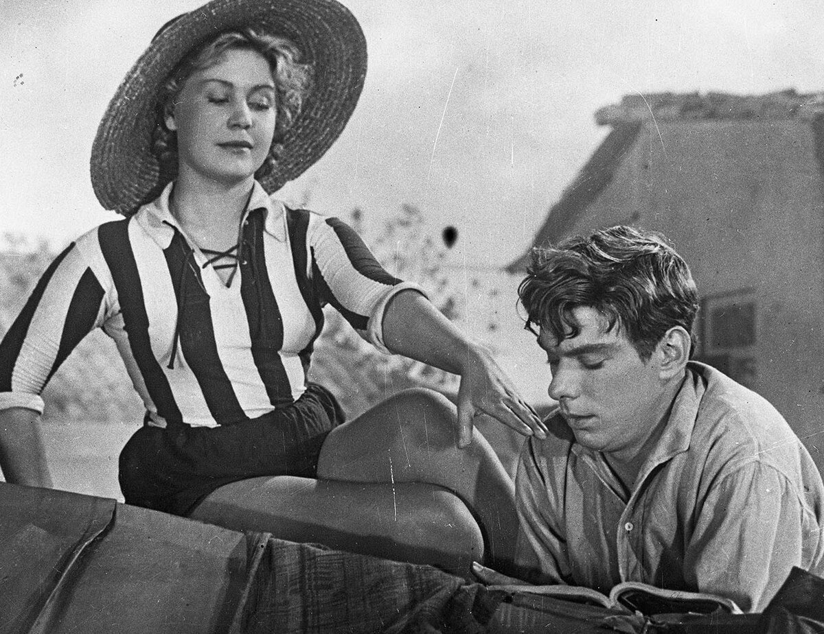    В 1958 году Баталов сыграл врача в ленте «Дорогой мой человек». Сценарий фильма передали артисту в тот момент, когда он сам находился в больнице. Оперировавший актёра хирург помог ему вжиться в образ и научил его работать с медицинскими инструментами / РИА Новости