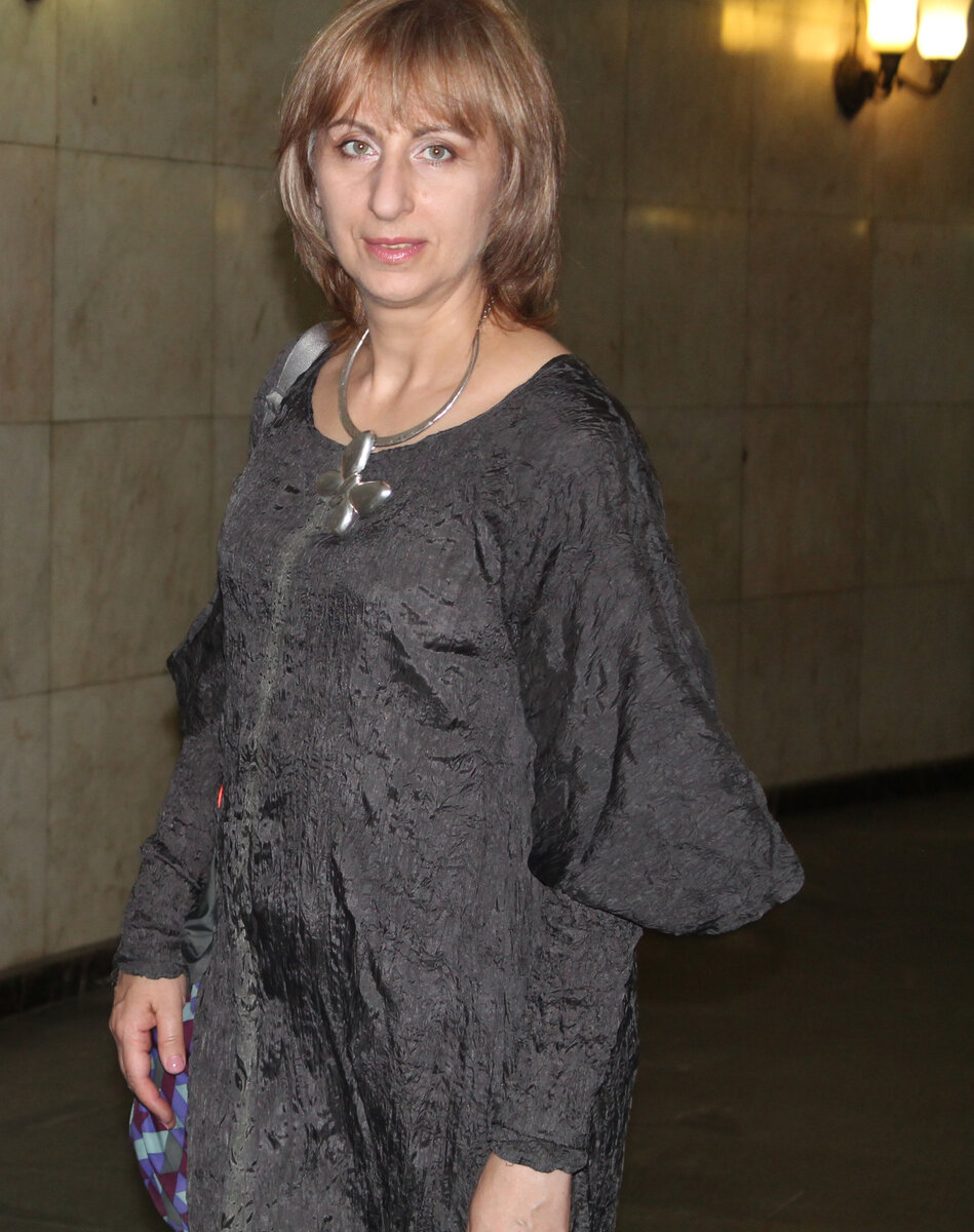 Нино Самсонадзе в сером 