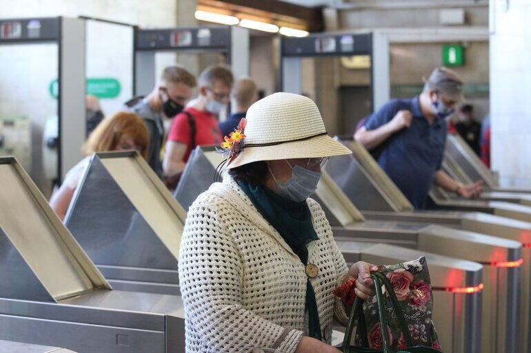    В общественных местах носите маску. Фото: Мойка78/Валентин Егоршин