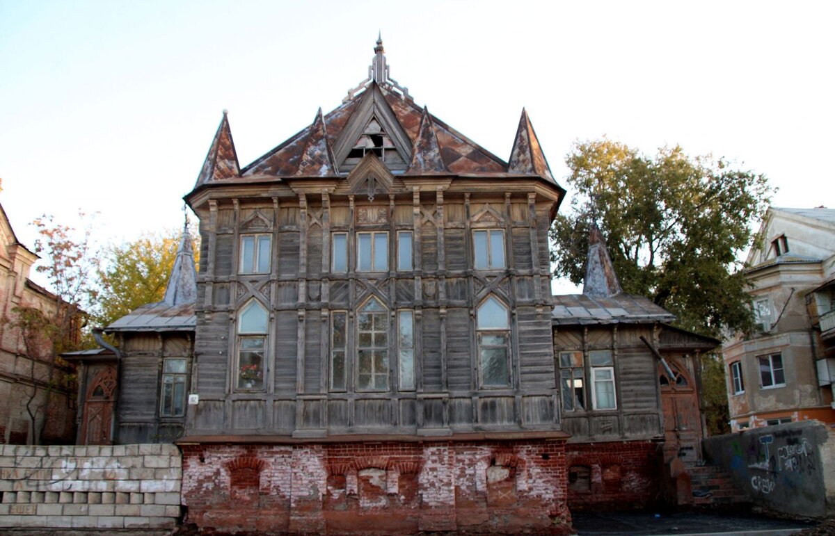 Дом пастората выполнен в псевдоготическом стиле неизвестным архитектором. 

